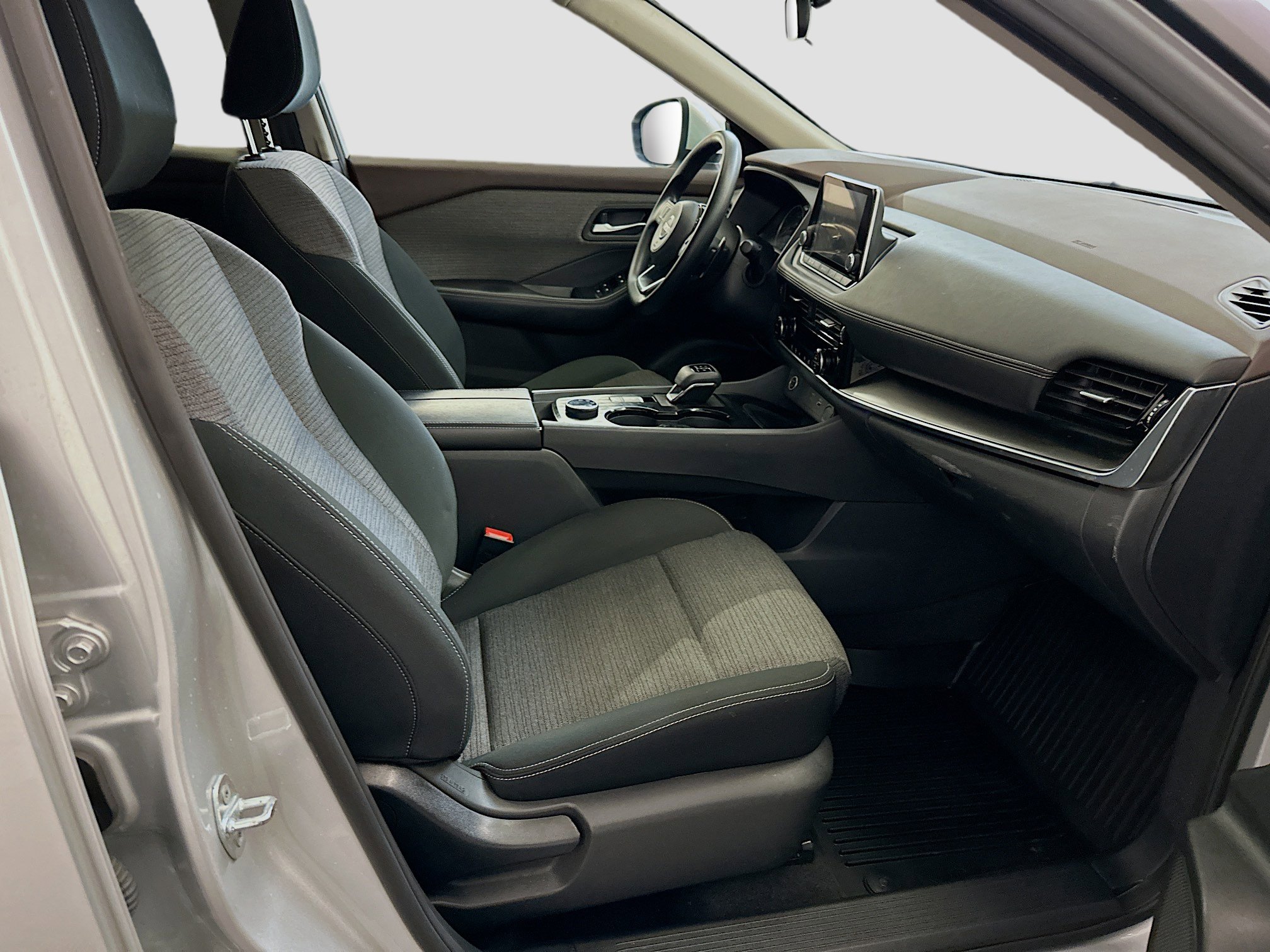 Used 2023 Nissan Rogue SV image 31