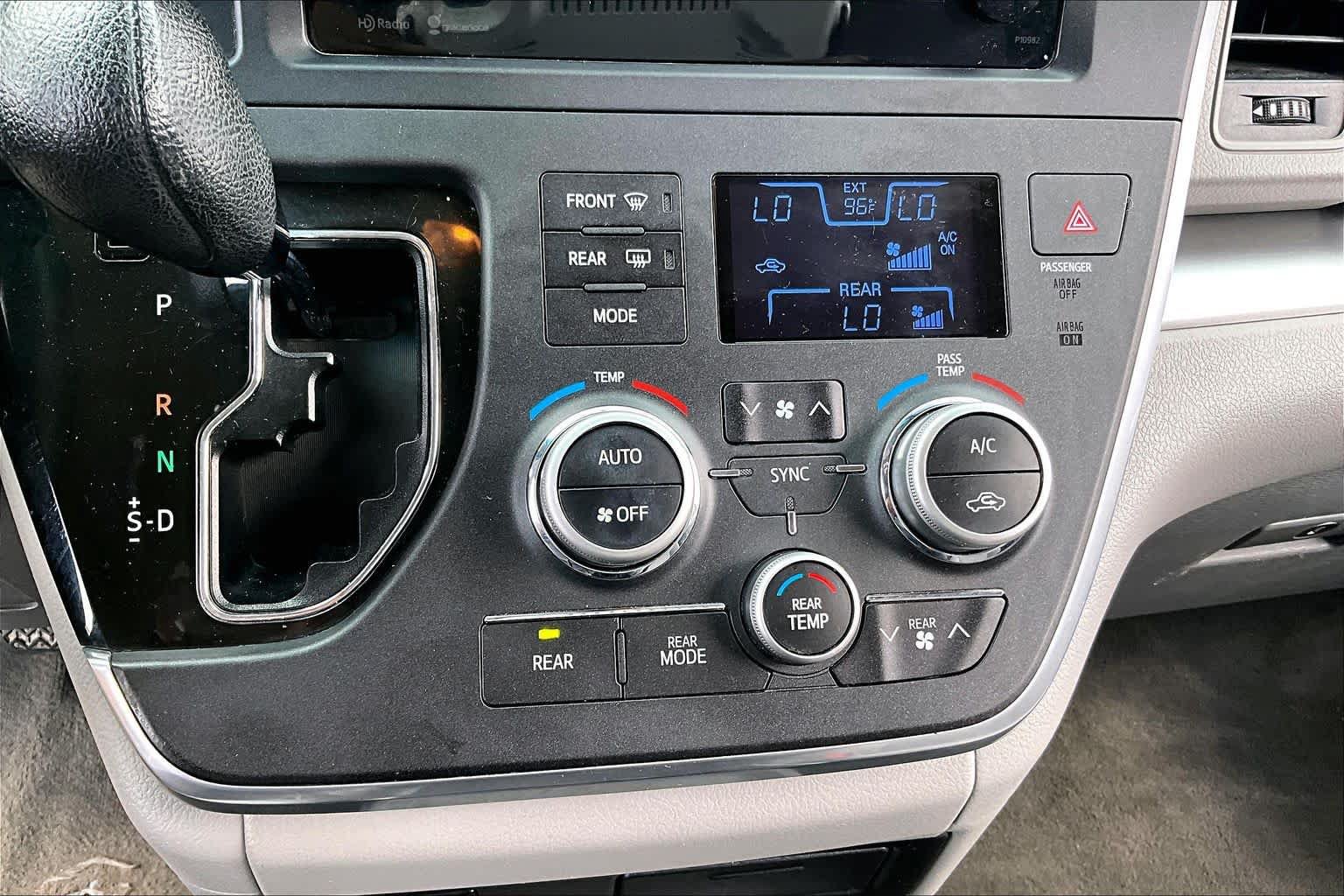Used 2015 Toyota Sienna LE FWD image 32
