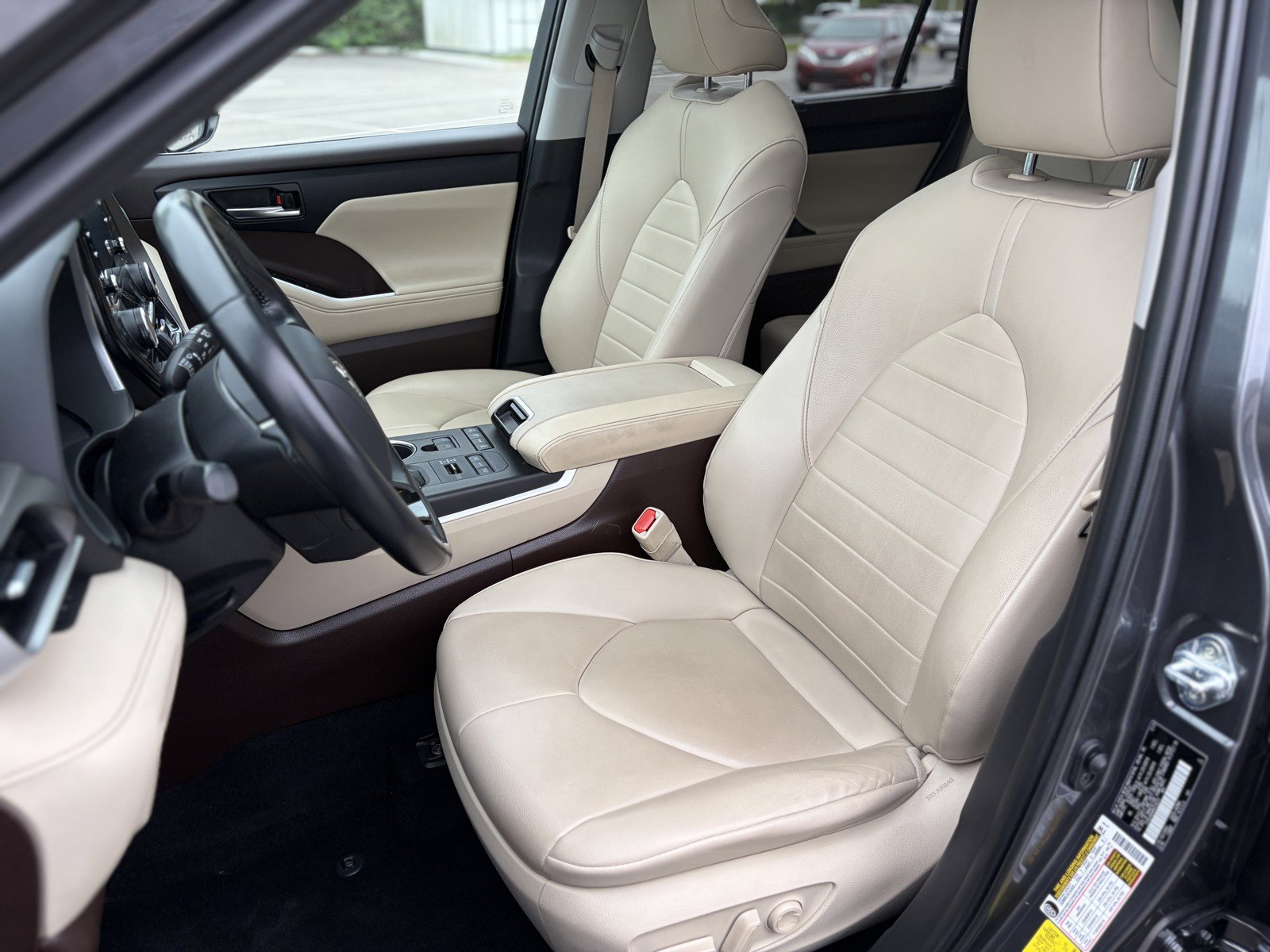 Used 2021 Toyota Highlander XLE AWD/4WD image 12