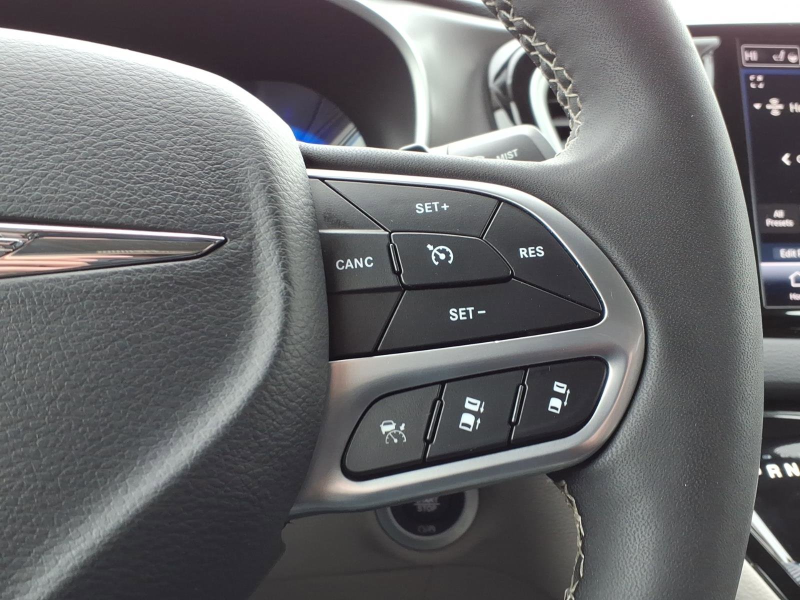 Used 2024 Chrysler Pacifica Touring-L image 25