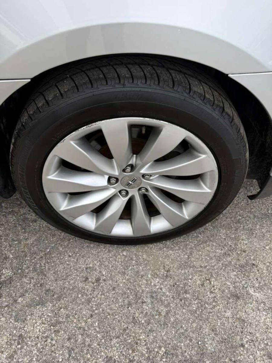 Used 2013 Lincoln MKS image 21