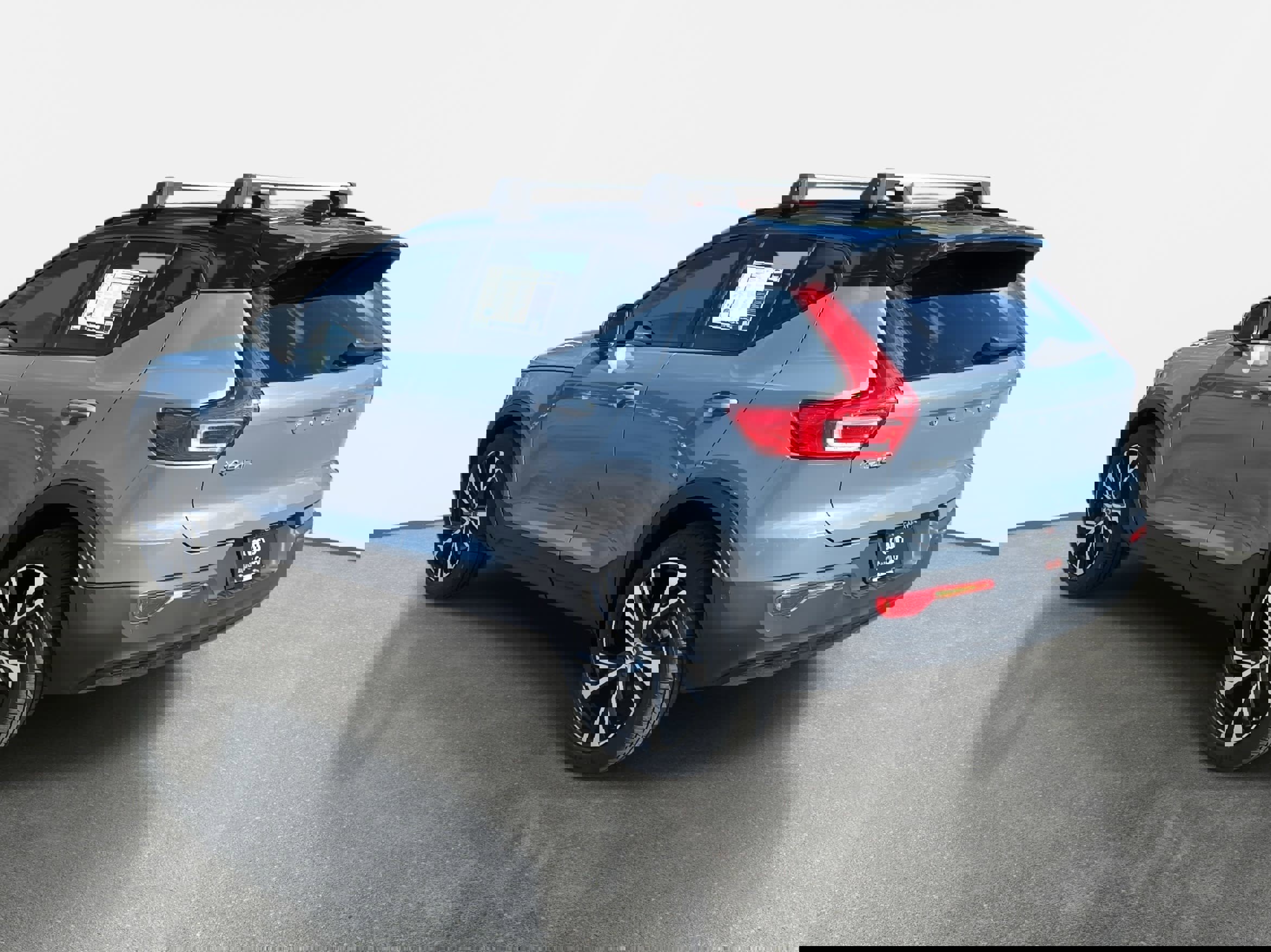 Used 2022 Volvo XC40 T5 R-Design w/ Advanced Package image 7