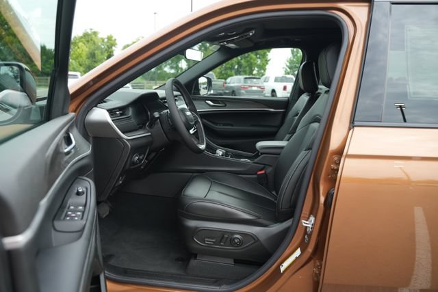 New 2026 Jeep Grand Cherokee L Limited w/ Limited Altitude Package AWD/4WD image 12