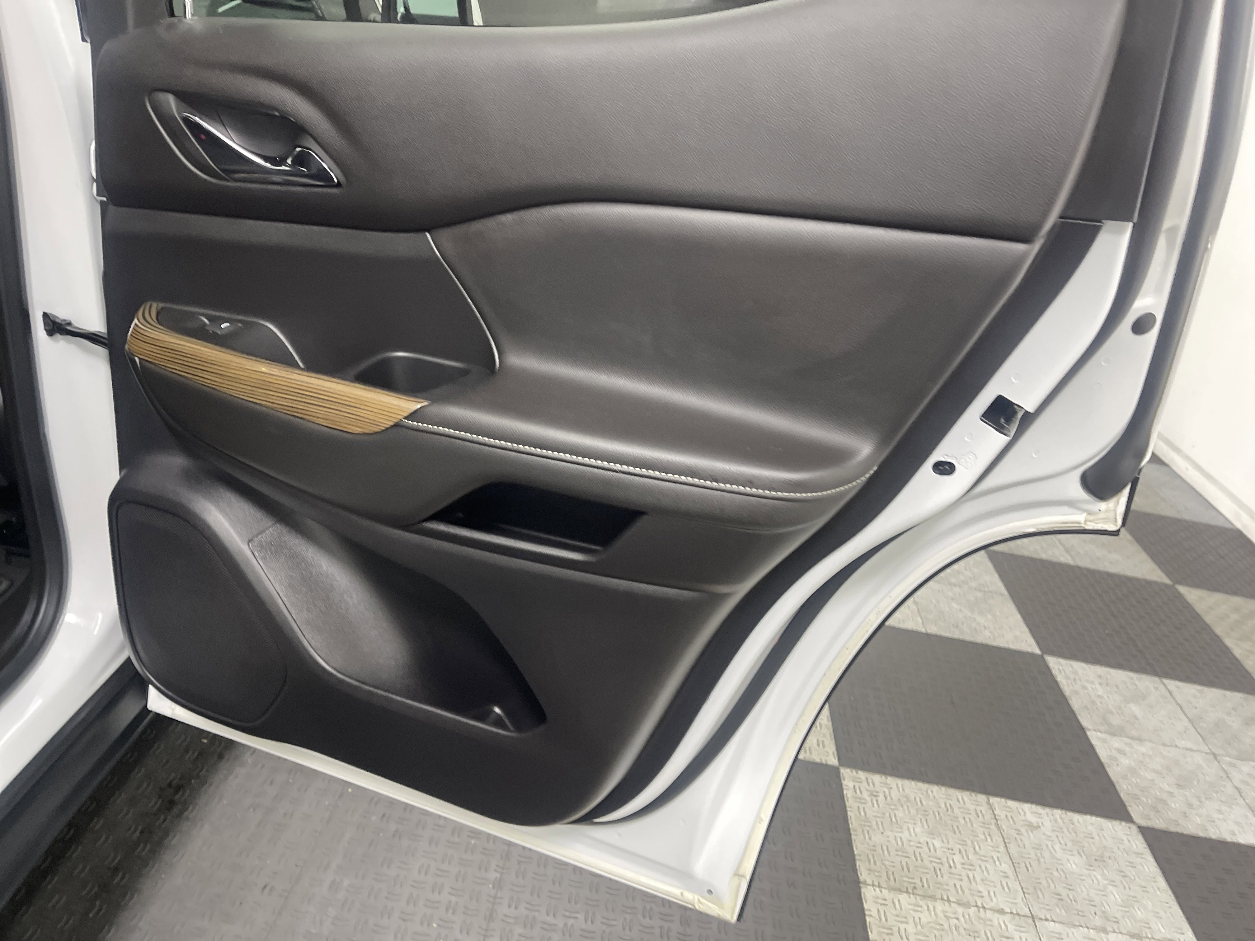 Used 2023 GMC Acadia SLE image 19