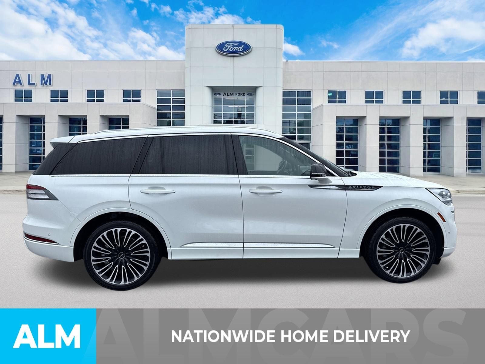 Used 2023 Lincoln Aviator Black Label w/ Class IV Trailer Tow Package image 4