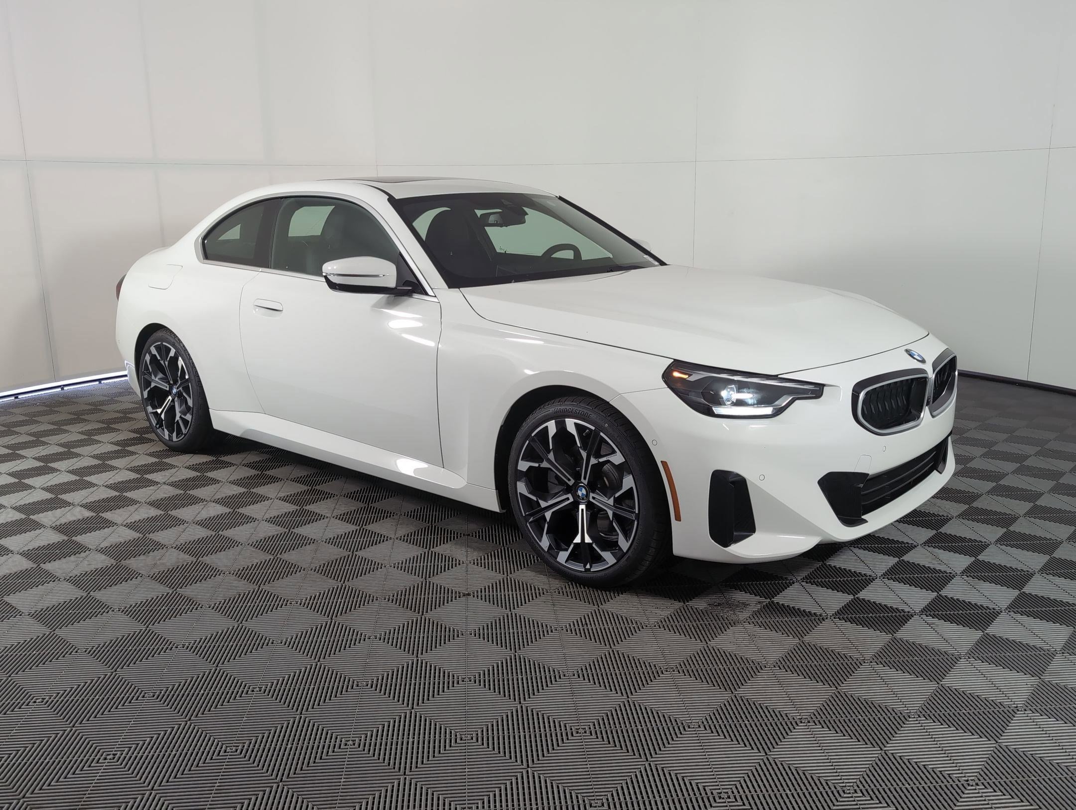 Used 2025 BMW 230i Coupe w/ Convenience Package image 6