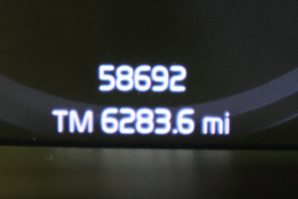 Used 2021 Volvo XC40 T4 Momentum w/ Premium Package FWD image 25