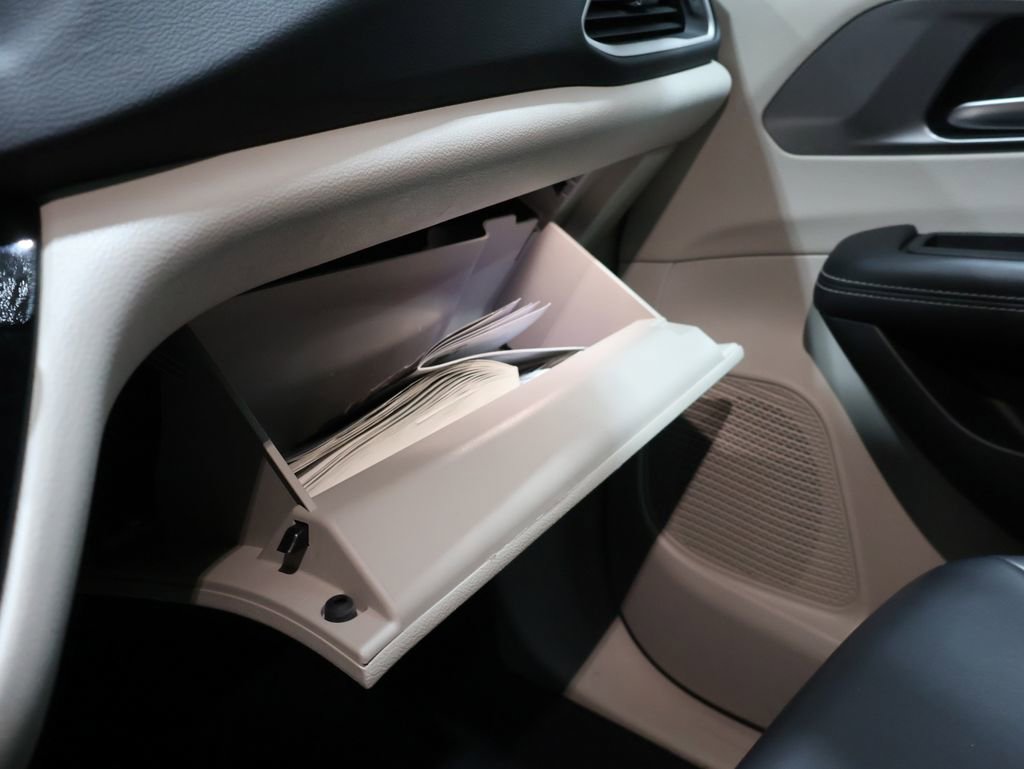 Used 2023 Chrysler Pacifica Touring-L FWD image 30