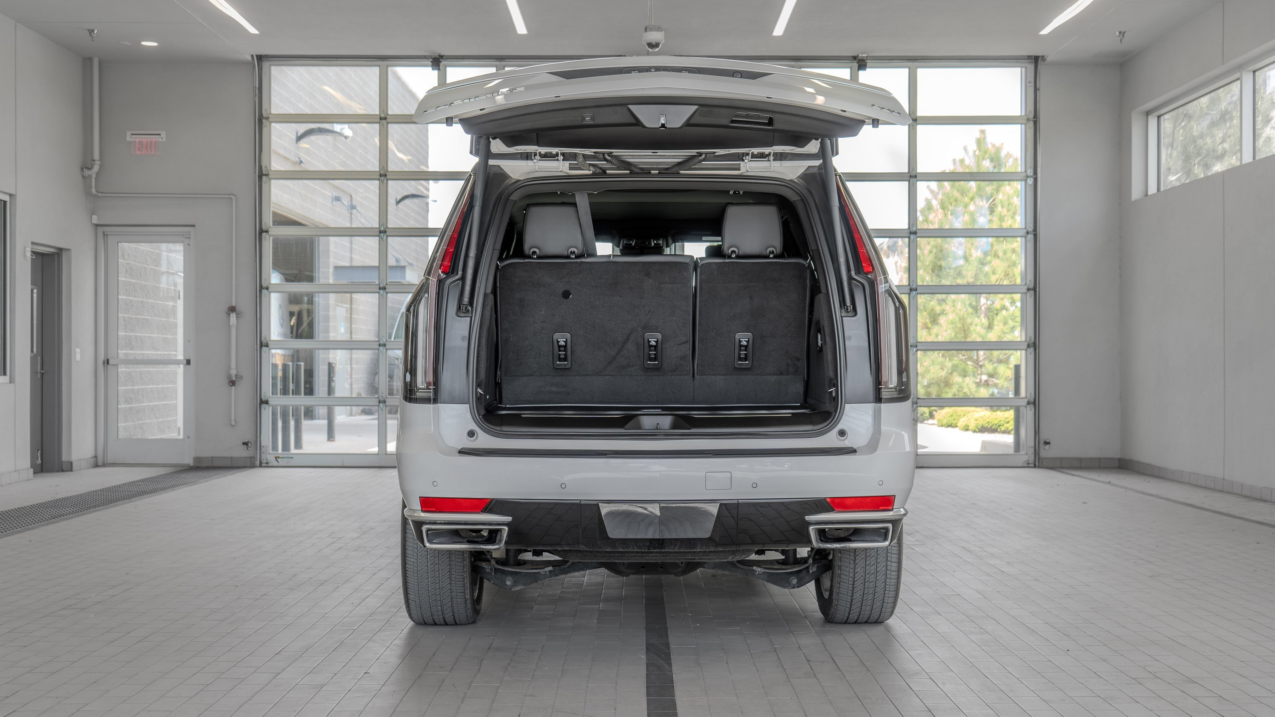 Used 2023 Cadillac Escalade Premium Luxury AWD/4WD image 16