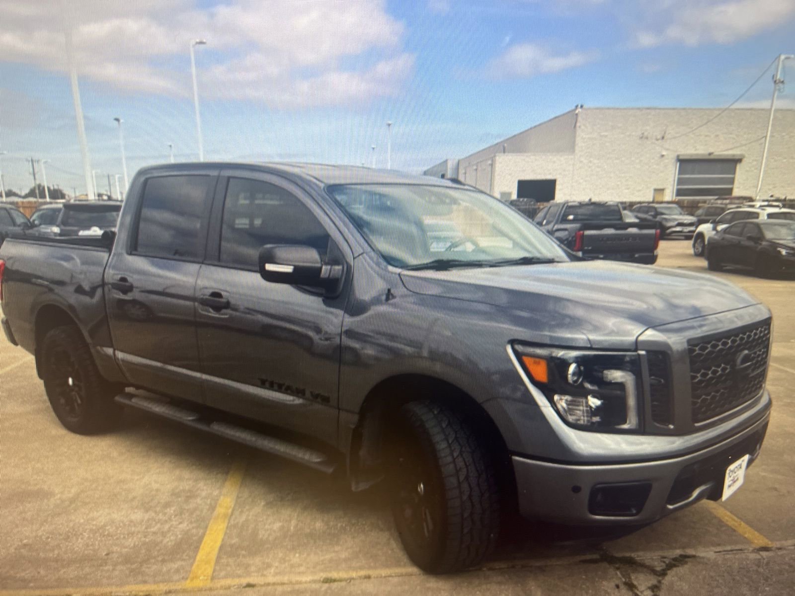Used 2019 Nissan Titan SV w/ SV Convenience Package image 3