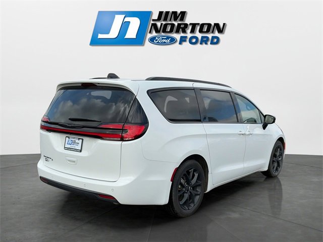 Used 2025 Chrysler Pacifica Limited image 3