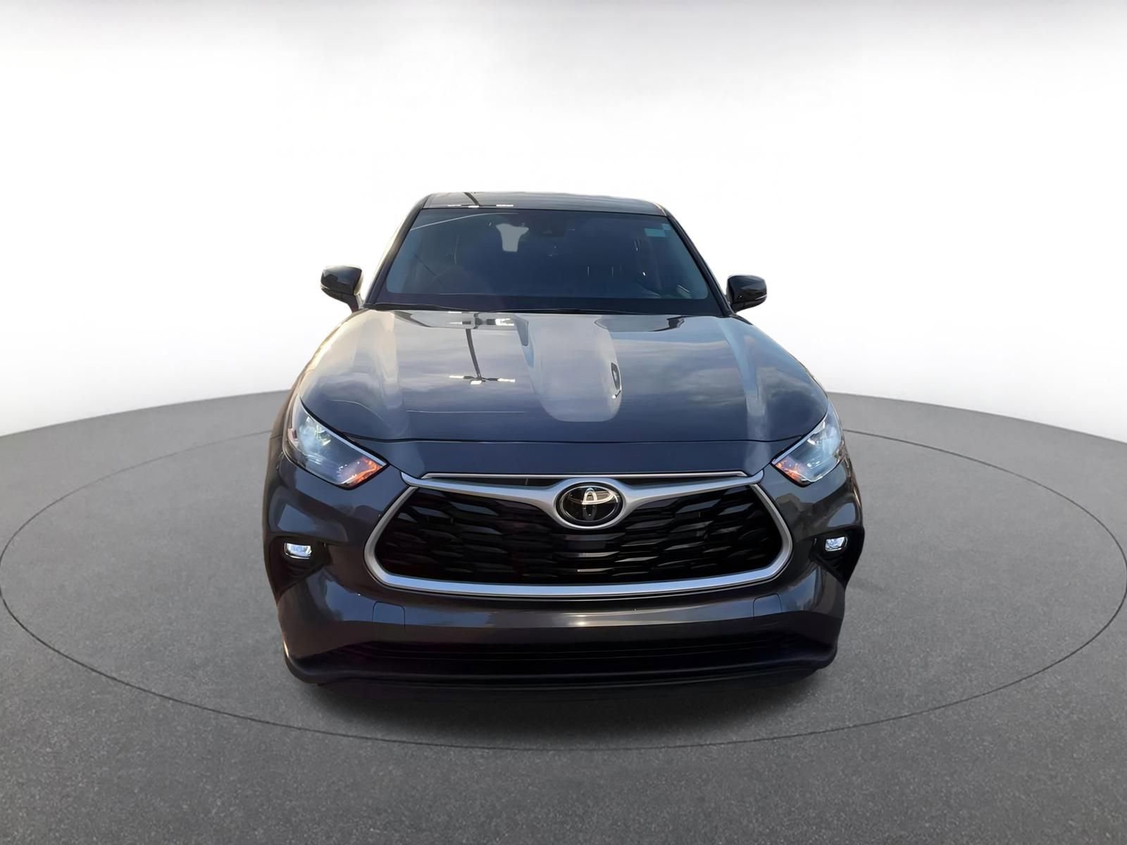 Used 2025 Toyota Highlander LE image 3