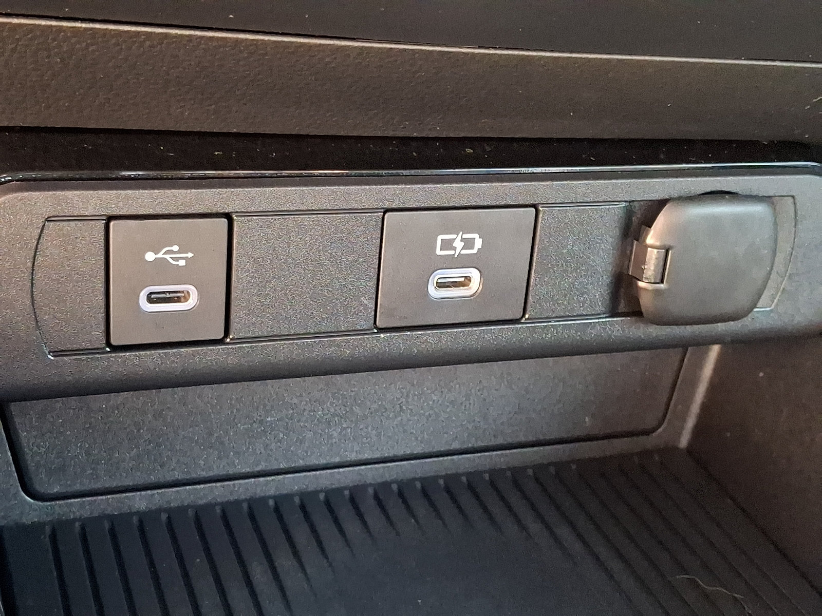 Used 2024 Toyota Prius LE AWD/4WD image 23