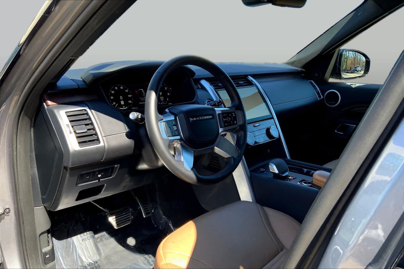 Used 2025 Land Rover Discovery Dynamic SE AWD/4WD image 16