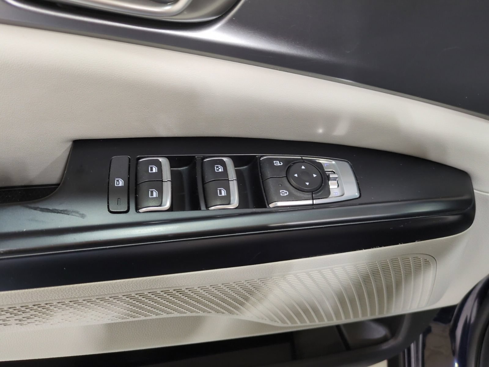 Certified 2024 Kia Carnival LX FWD image 18