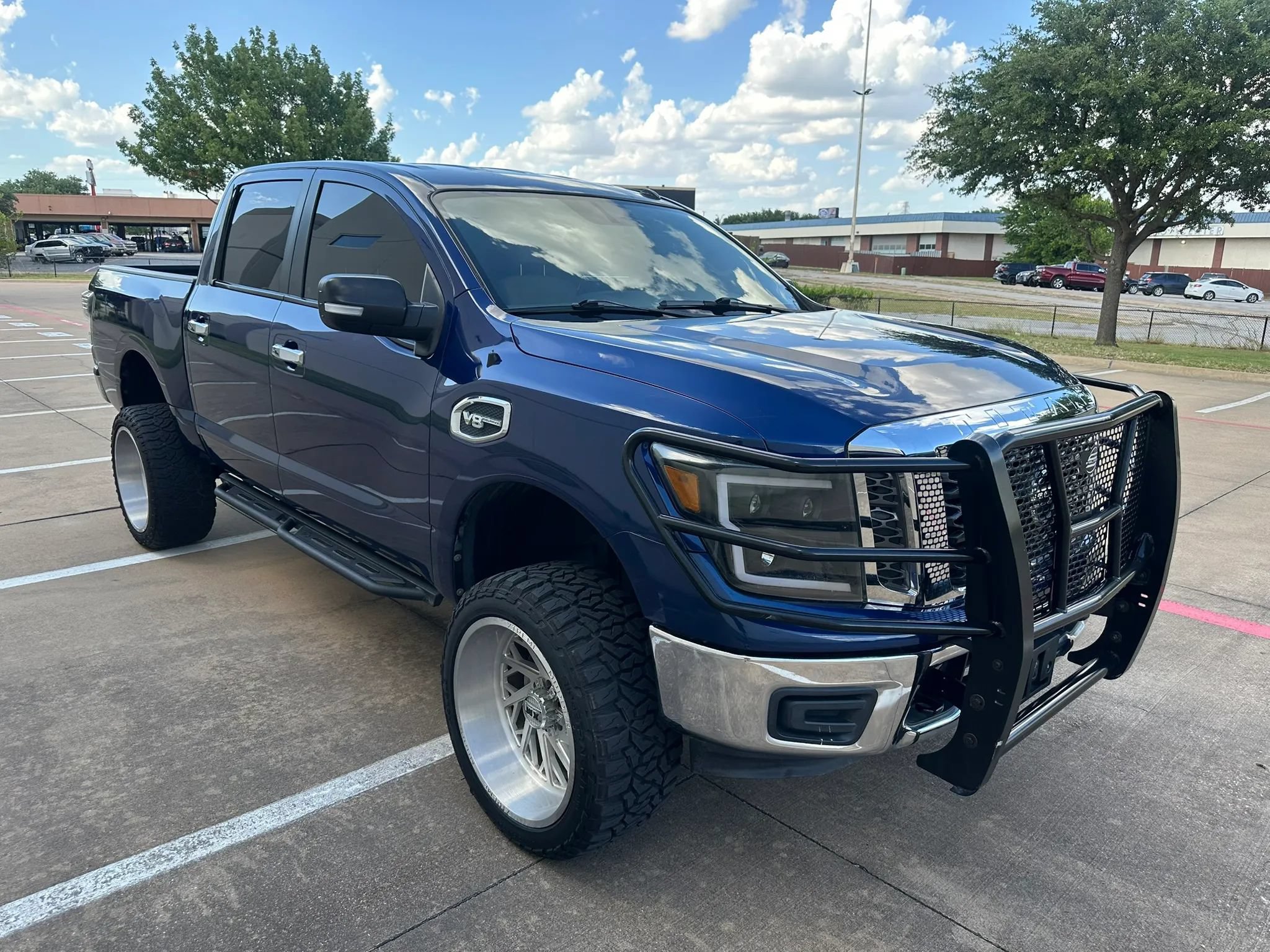 Used 2017 Nissan Titan SV AWD/4WD image 7