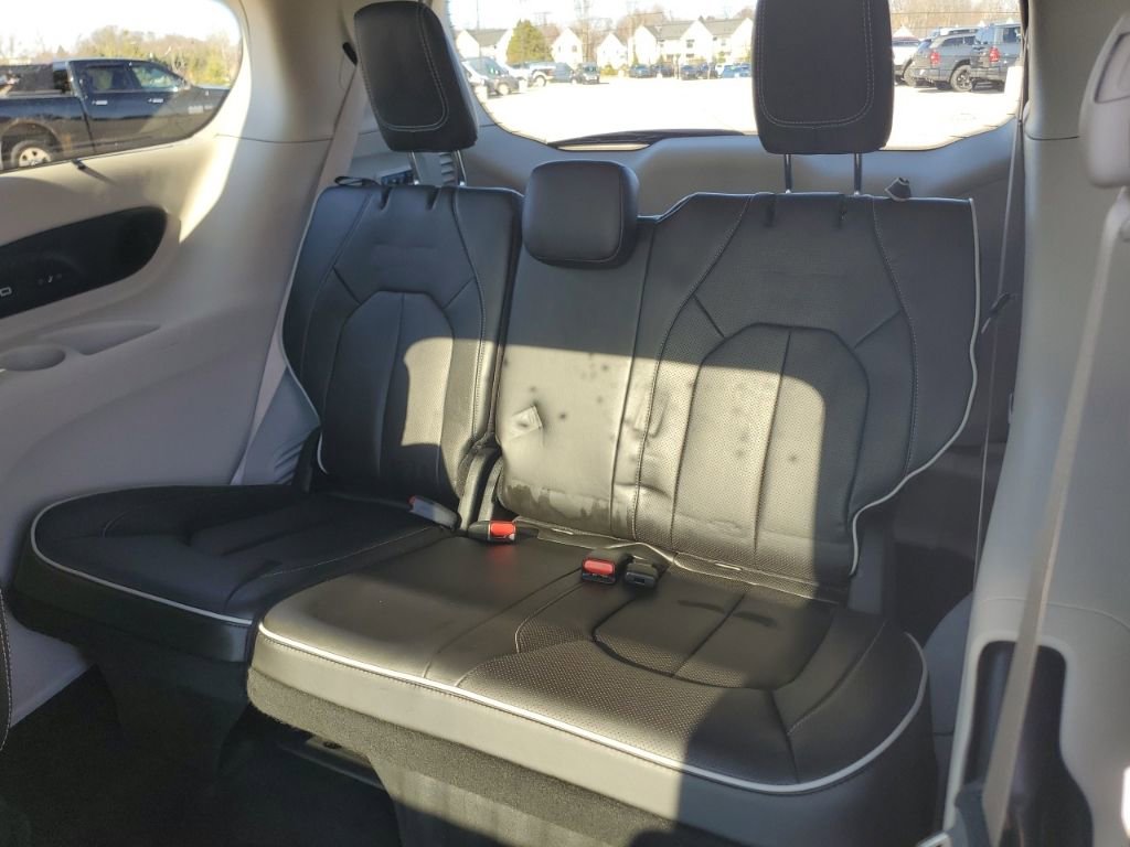 Used 2022 Chrysler Pacifica Limited image 37
