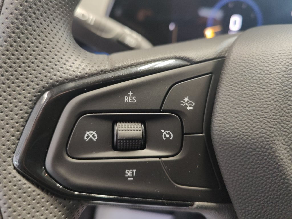 Used 2025 Chevrolet Trax LT FWD image 26