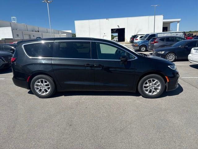 Used 2023 Chrysler Pacifica Touring-L FWD image 2