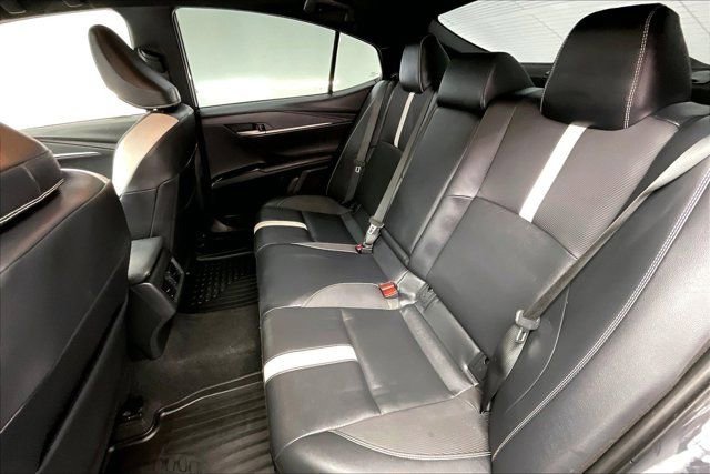 Used 2025 Toyota Camry SE w/ Convenience Package image 19