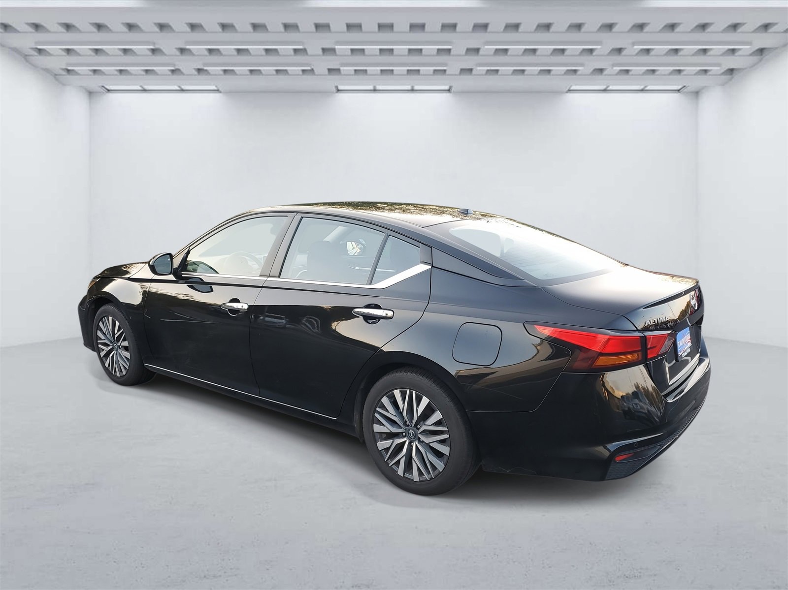 Used 2023 Nissan Altima 2.5 SV image 3