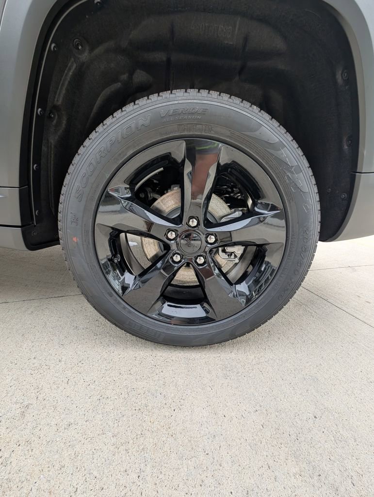 New 2025 Jeep Grand Cherokee Limited w/ Black Appearance Package image 43