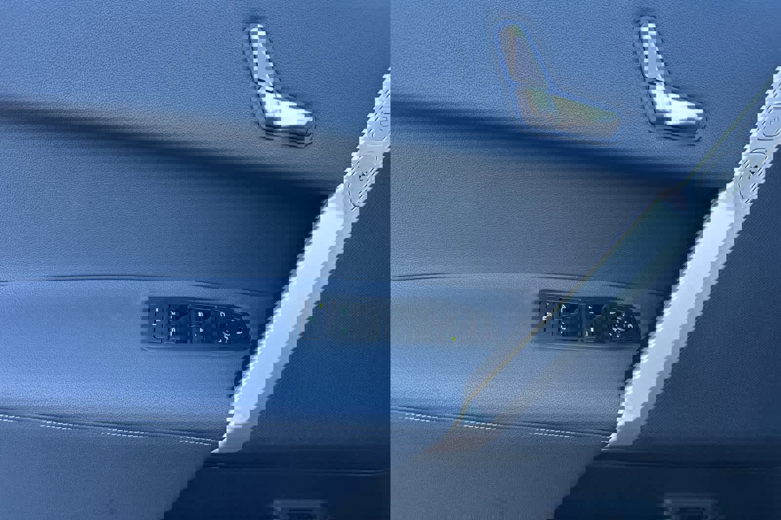 Used 2025 BMW iX xDrive50 image 12