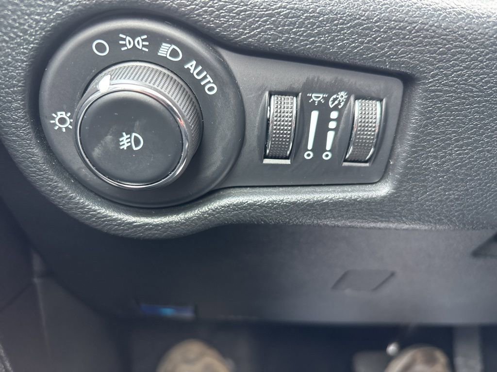 Used 2025 Chrysler Pacifica Select image 24