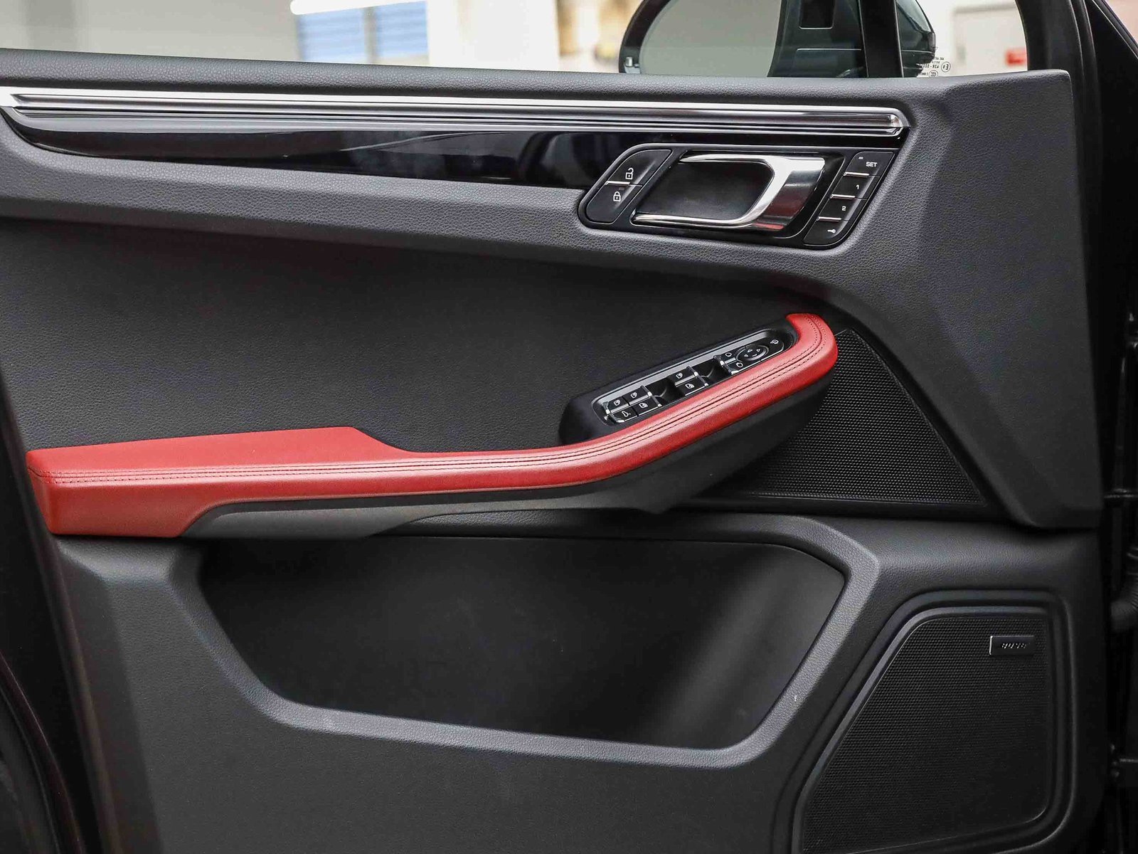 Used 2025 Porsche Macan image 25