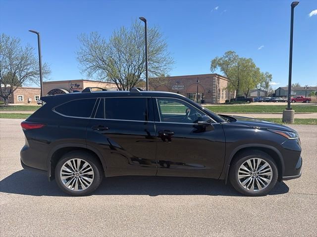 Used 2023 Toyota Highlander Platinum image 13