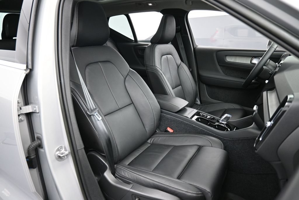 Used 2023 Volvo XC40 B5 Plus w/ Driver Assist Package AWD/4WD image 30