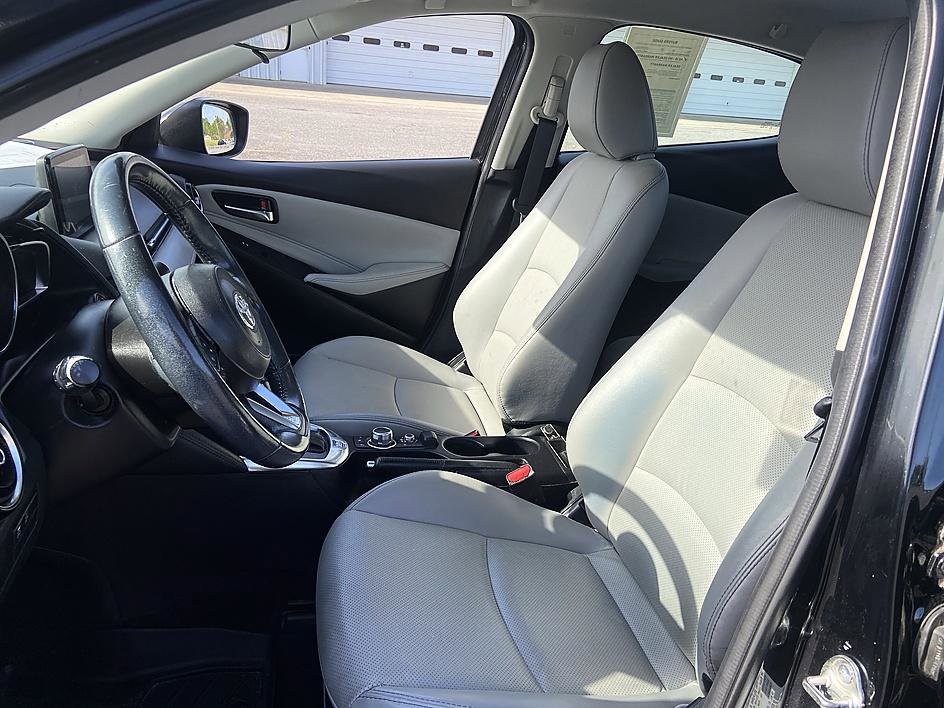 Used 2019 Toyota Yaris XLE image 11