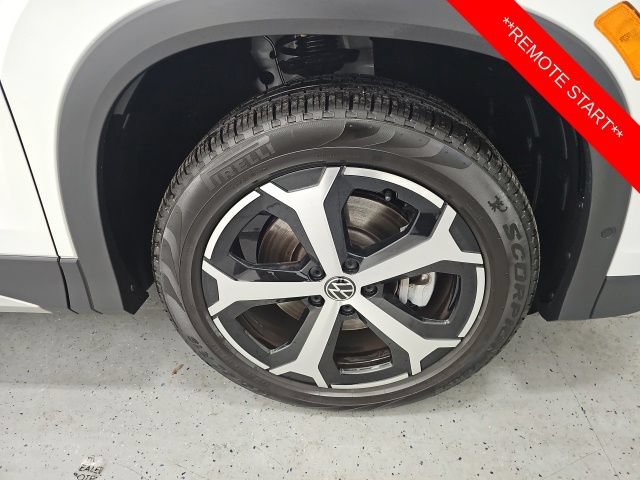 Used 2025 Volkswagen Tiguan SE w/ Panoramic Sunroof Package AWD/4WD image 8