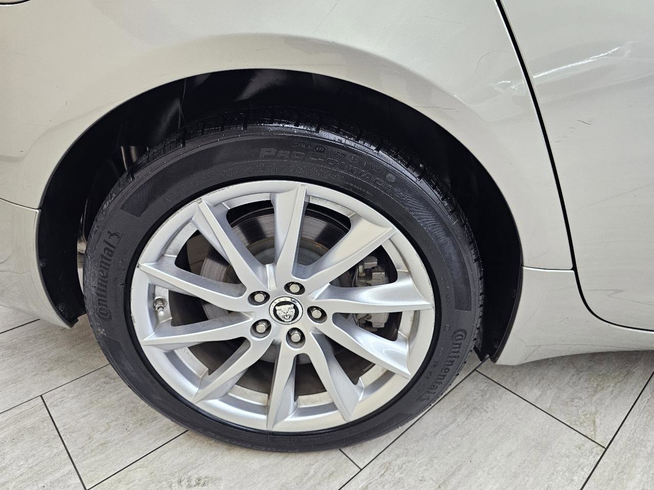 Used 2013 Jaguar XF image 38