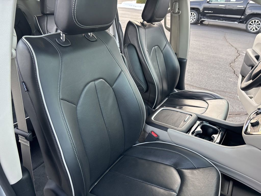 Used 2024 Chrysler Pacifica Limited FWD image 36