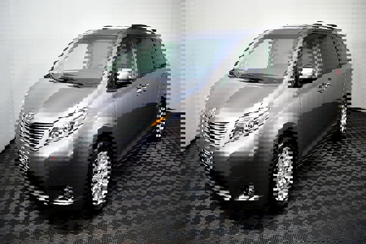 Used 2015 Toyota Sienna XLE image 1