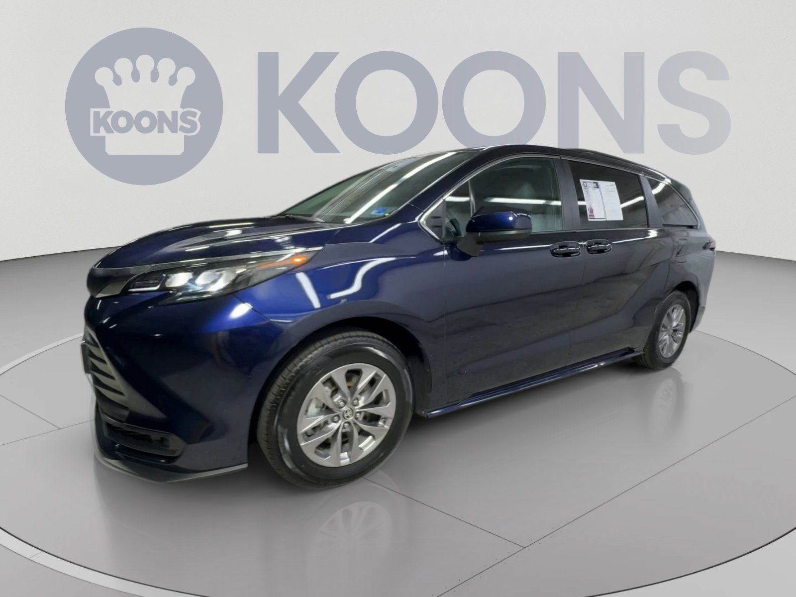 Used 2025 Toyota Sienna LE AWD/4WD image 5