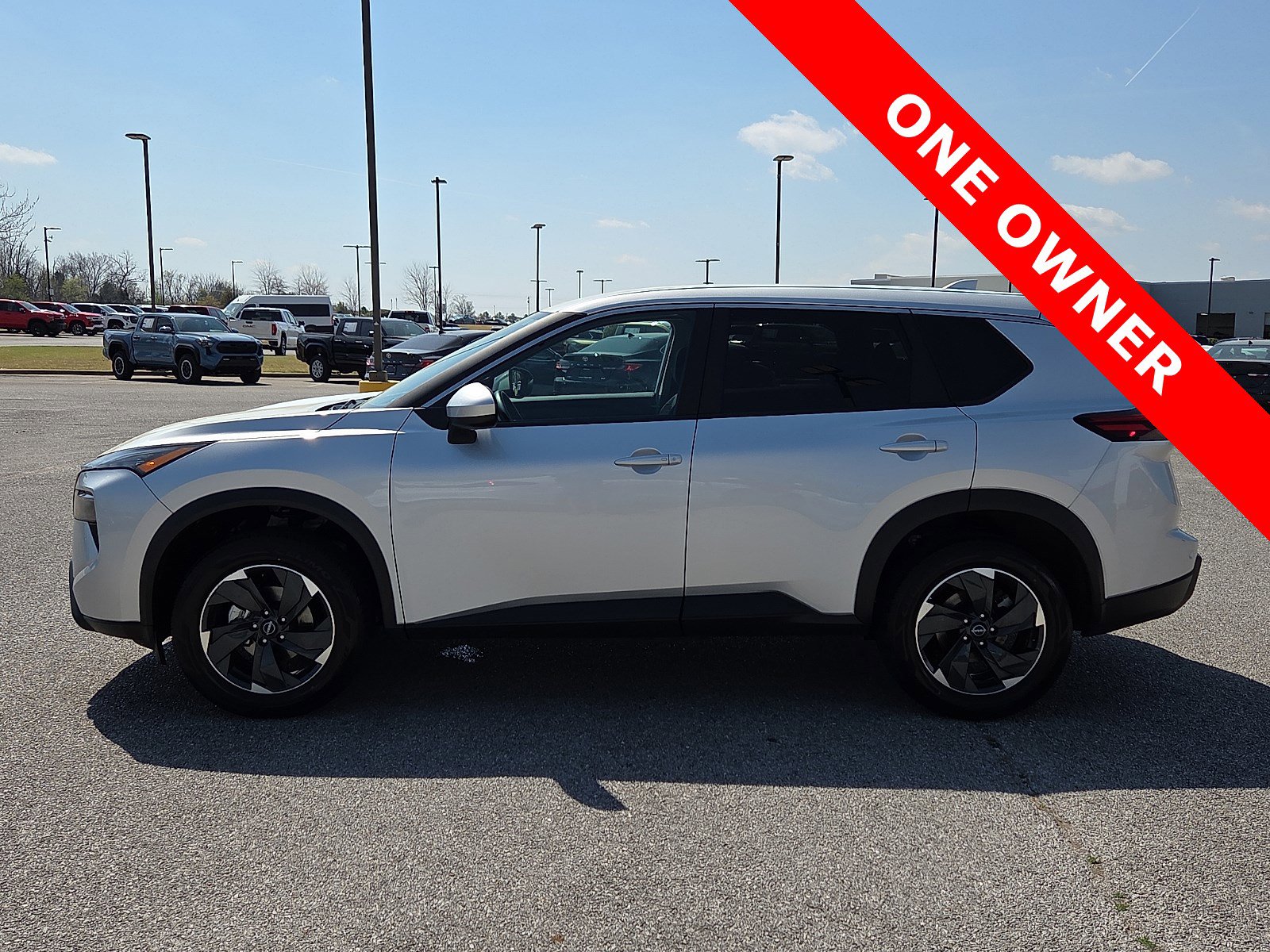 Used 2024 Nissan Rogue SV AWD/4WD image 3