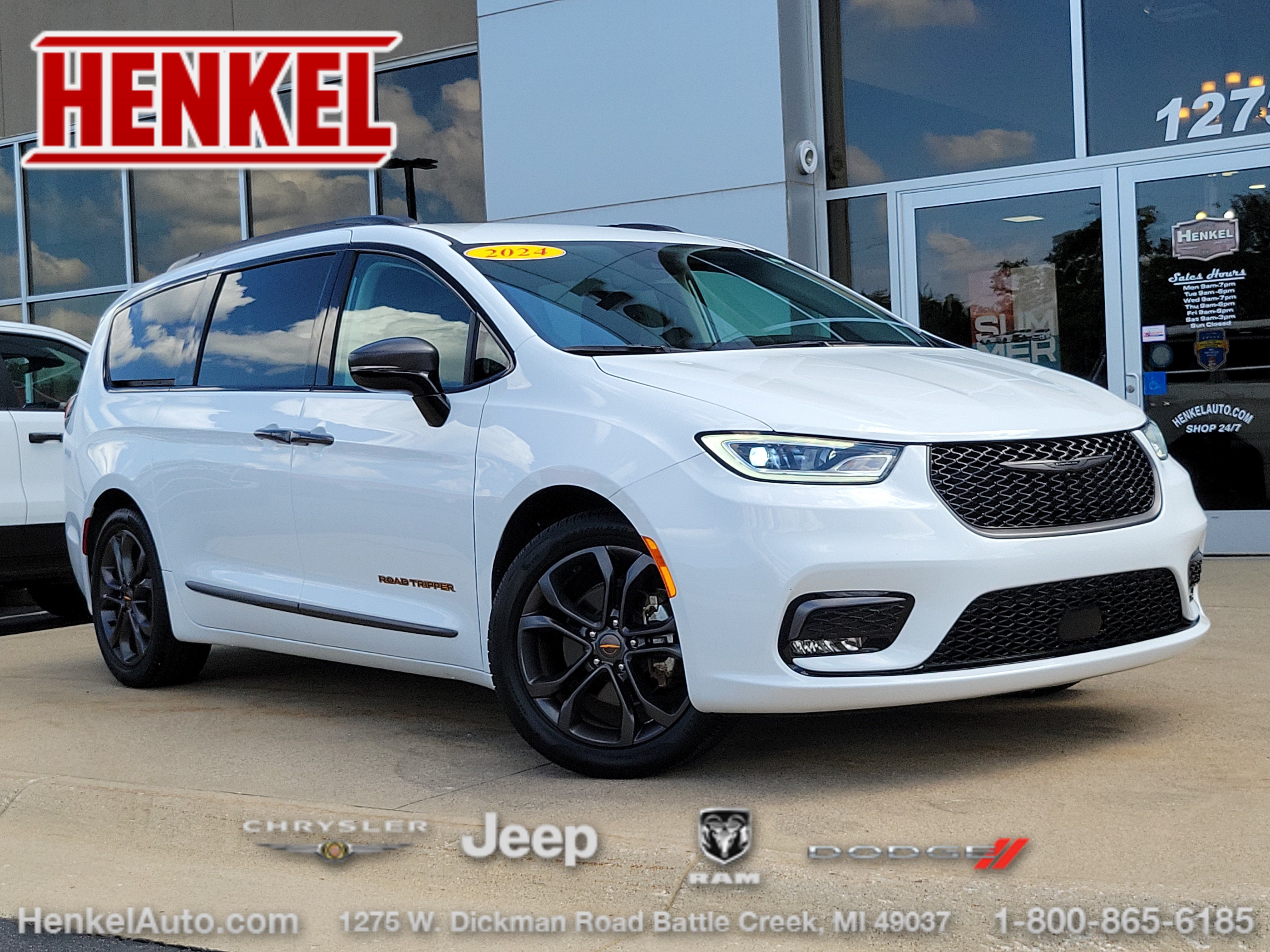Used 2024 Chrysler Pacifica Touring-L w/ Road Tripper Package