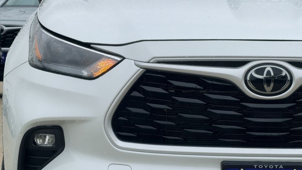 Used 2024 Toyota Highlander LE FWD image 4