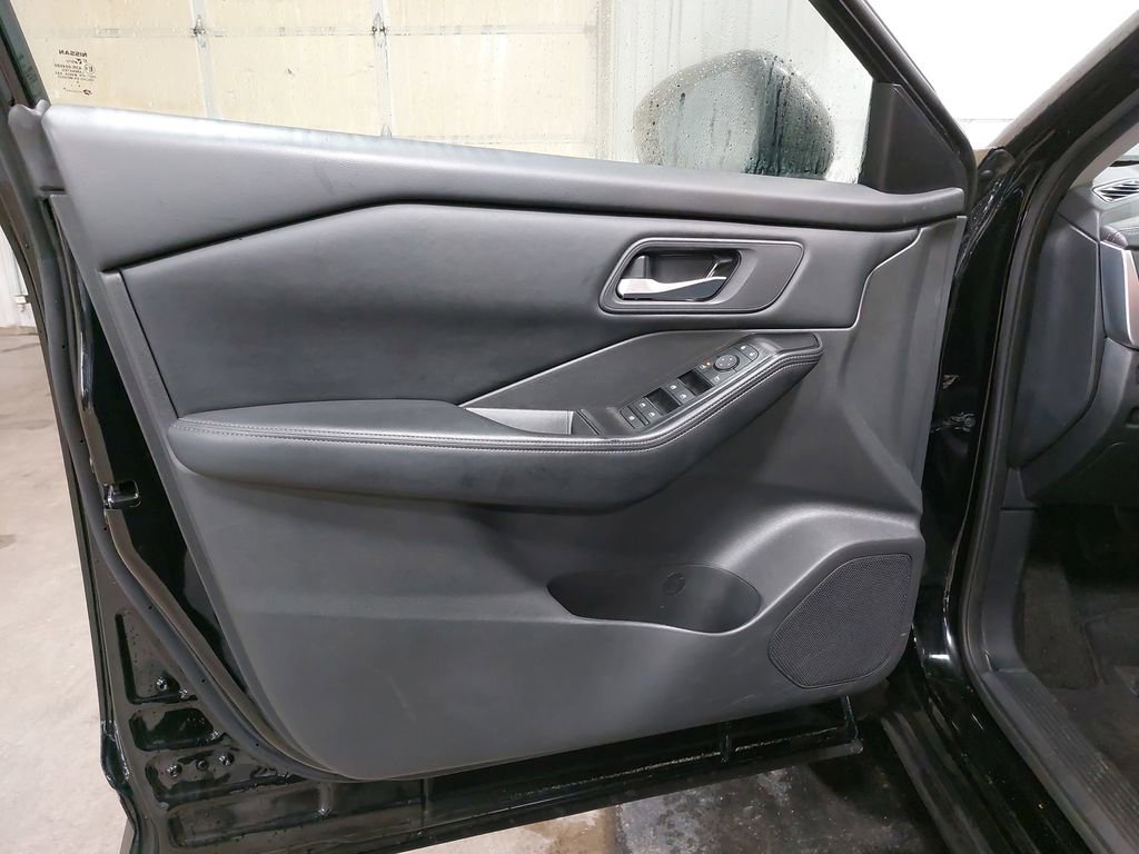 Certified 2025 Nissan Rogue SV image 27