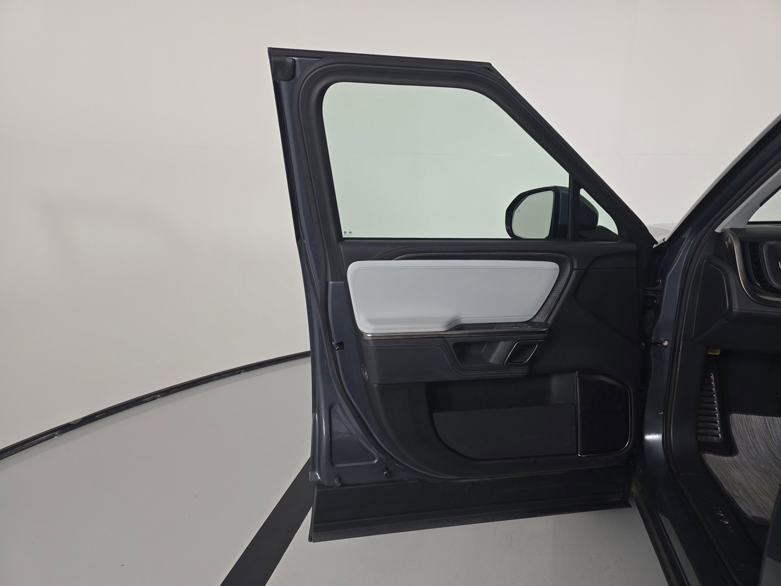 Used 2024 Rivian R1S Adventure AWD/4WD image 16
