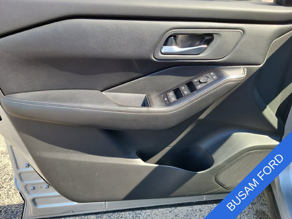 Used 2025 Nissan Rogue SV FWD image 19