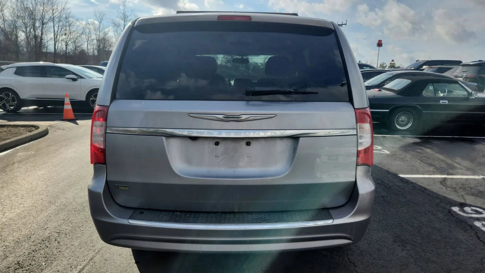 Used 2014 Chrysler Town & Country Touring image 3