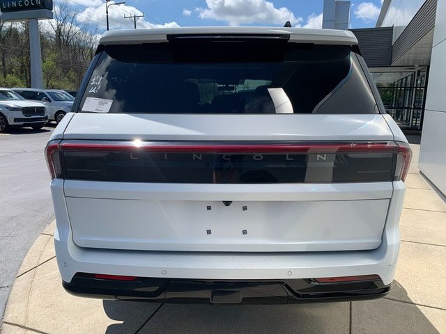 New 2026 Lincoln Navigator Reserve w/ Jet Appearance Package AWD/4WD image 11