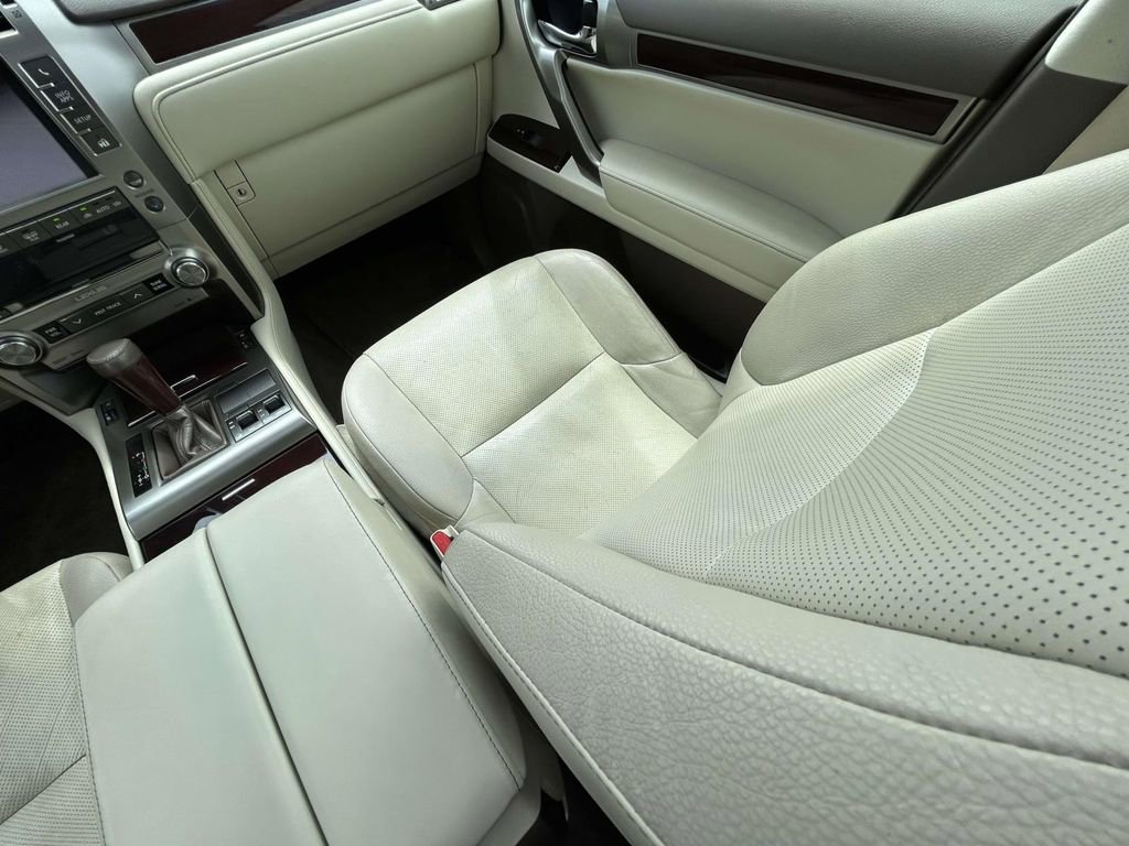 Used 2017 Lexus GX 460 Premium w/ Premium Package image 15