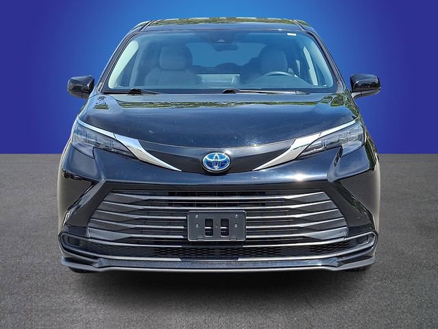 Used 2024 Toyota Sienna LE FWD image 2