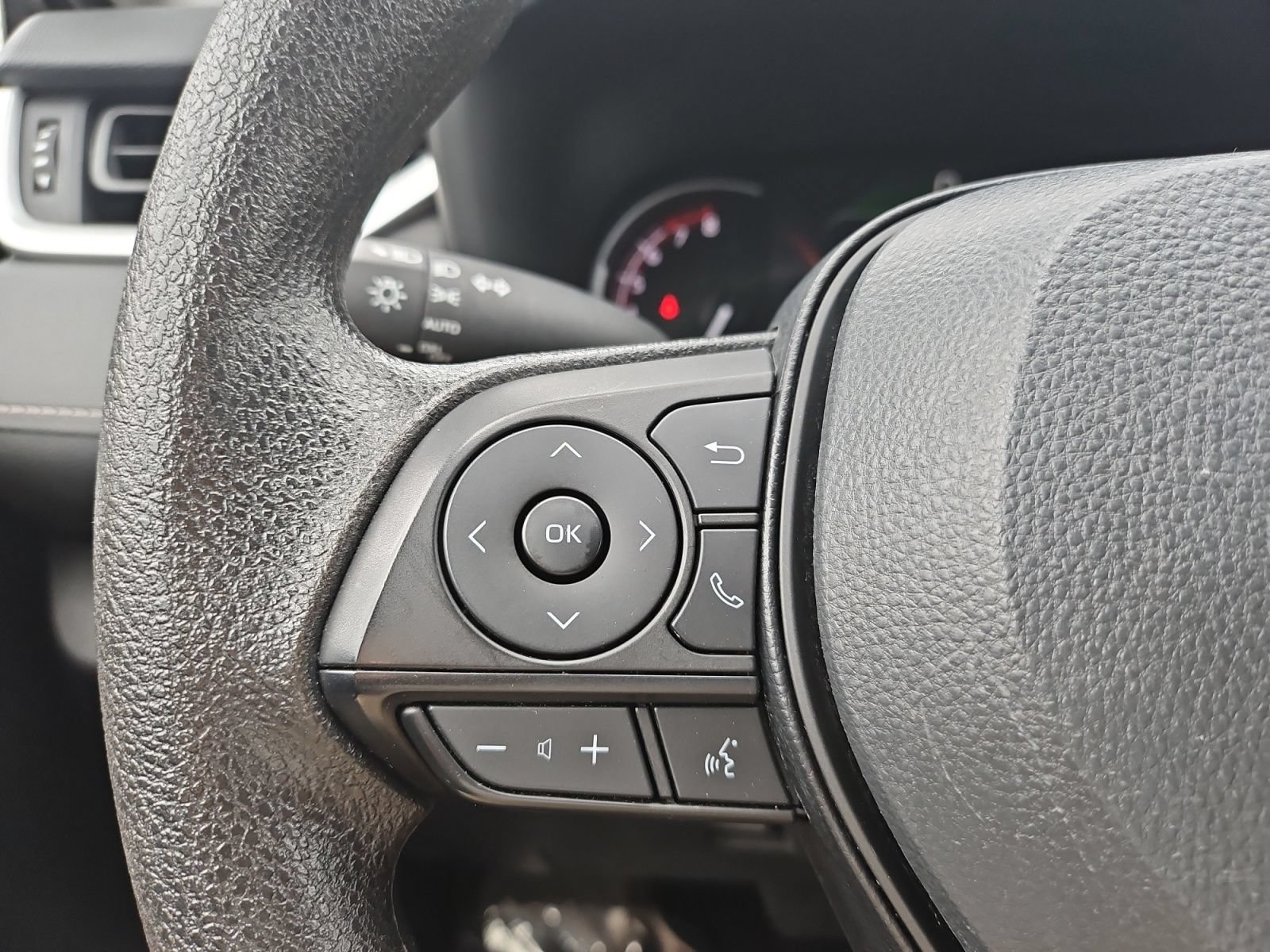 Used 2025 Toyota RAV4 XLE AWD/4WD image 30