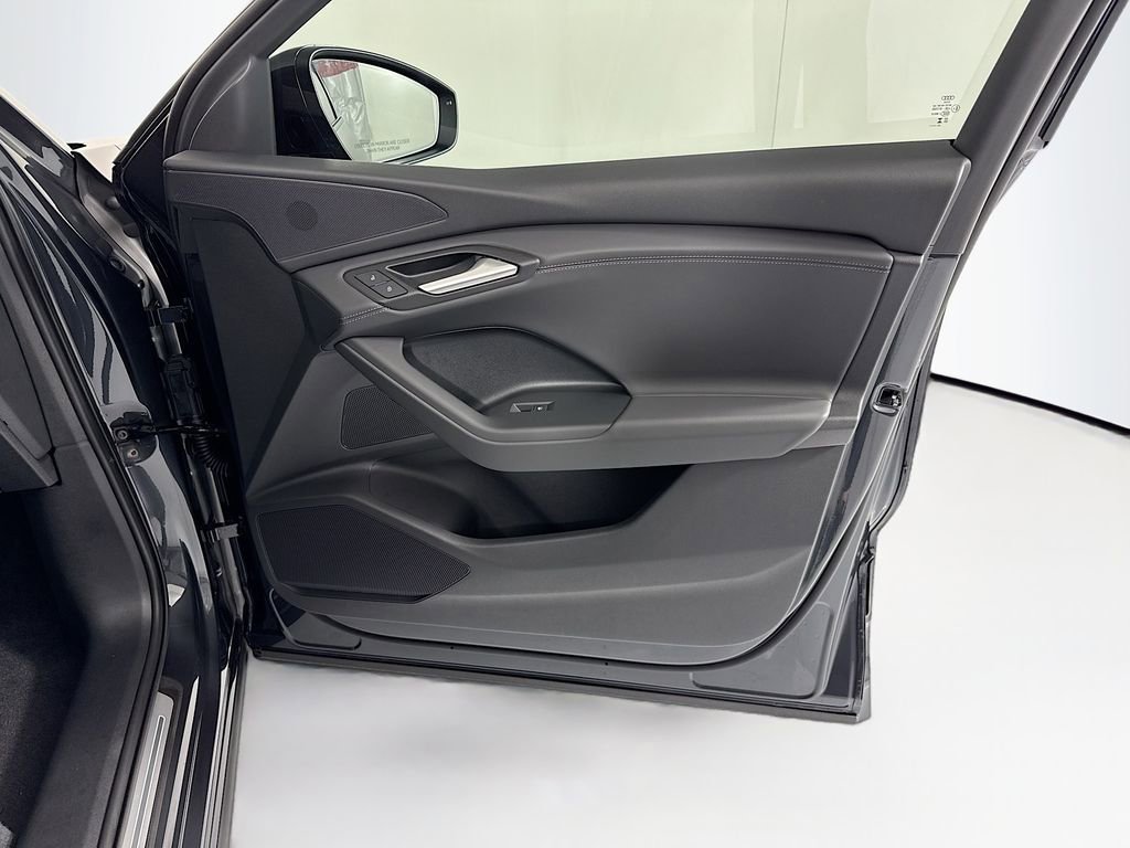 Used 2025 Audi Q6 e-tron Premium image 28