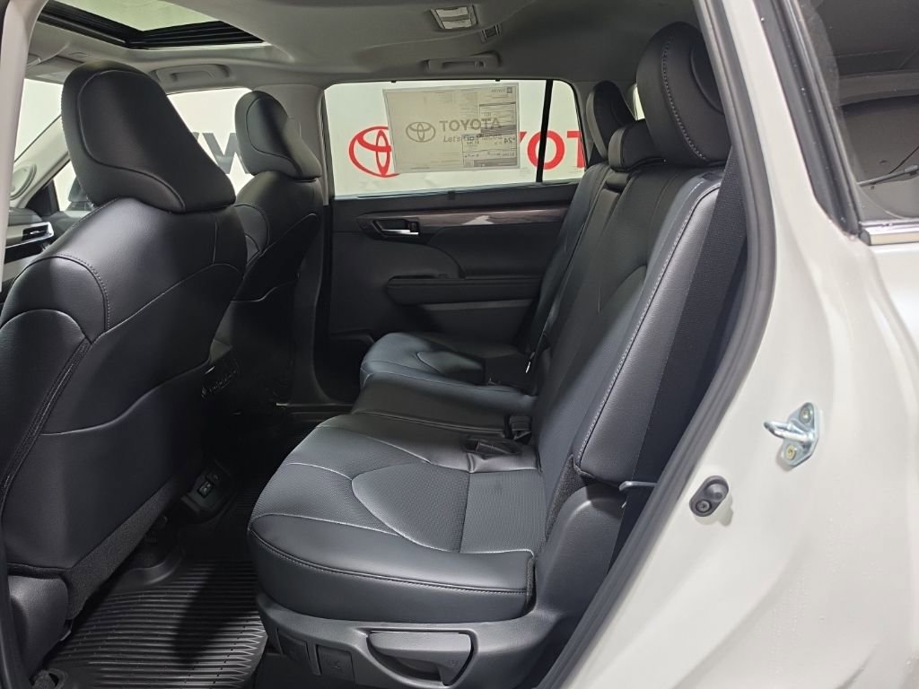 Used 2026 Toyota Highlander Limited image 24
